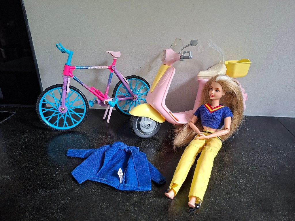 barbie met scooter en fiets, Ophalen of Verzenden, Gebruikt, Barbie