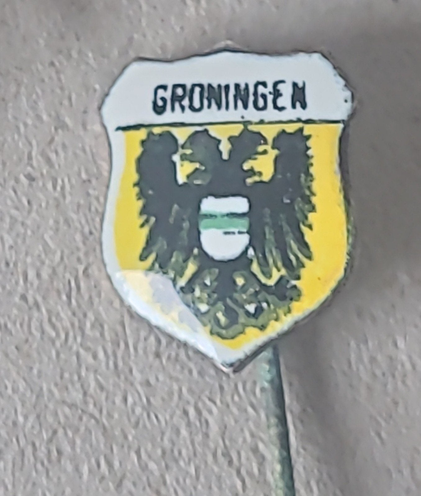 Vintage emaille speldje Groningen wapen, Verzamelen, Speldjes, Pins en Buttons, Verzenden