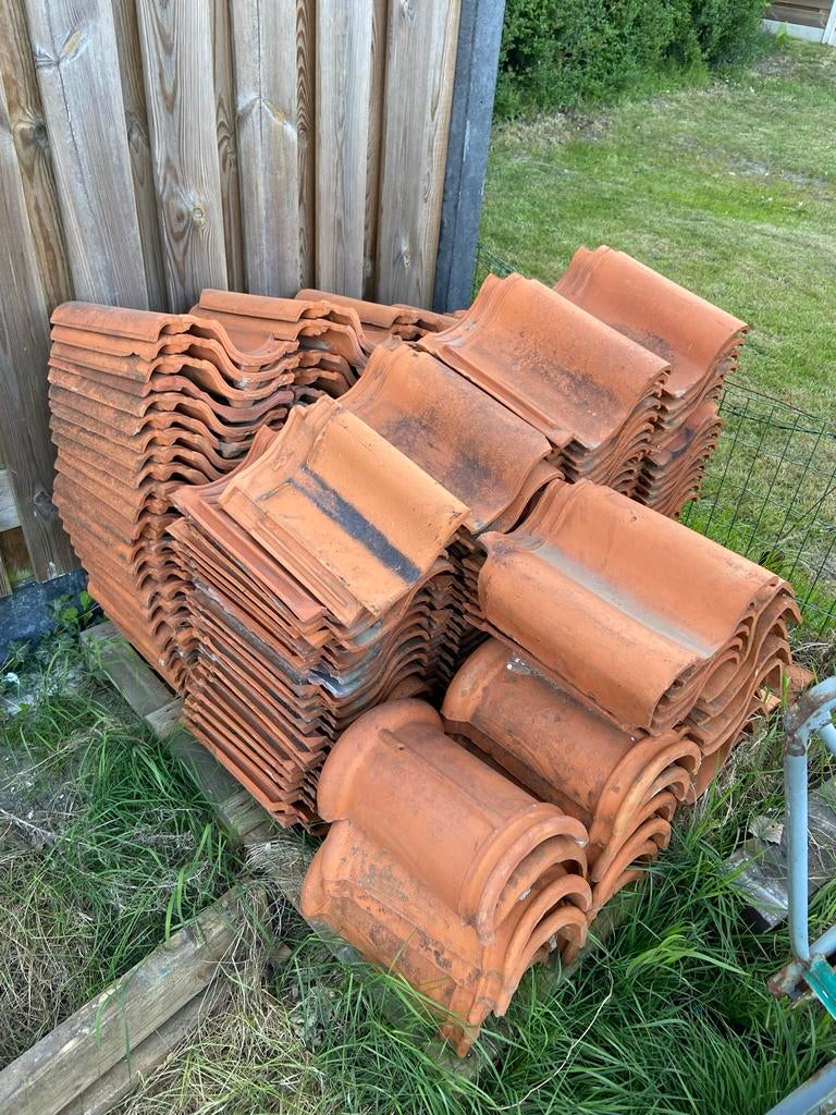 Oranje dakpannen - circa 150 stuks, nok- en rechtervleugelpa, Gebruikt, Steen of Klei, Ophalen of Verzenden, 15 m² of meer