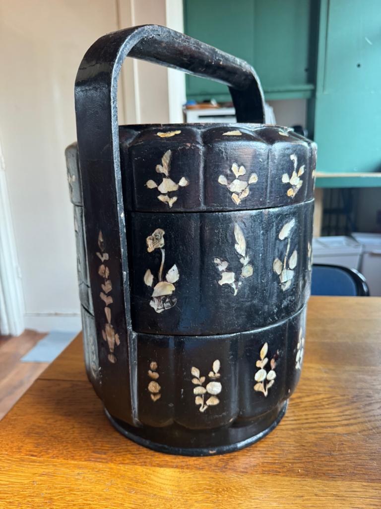 Chinese lunchbox met ingelegd parelmoer, Ophalen