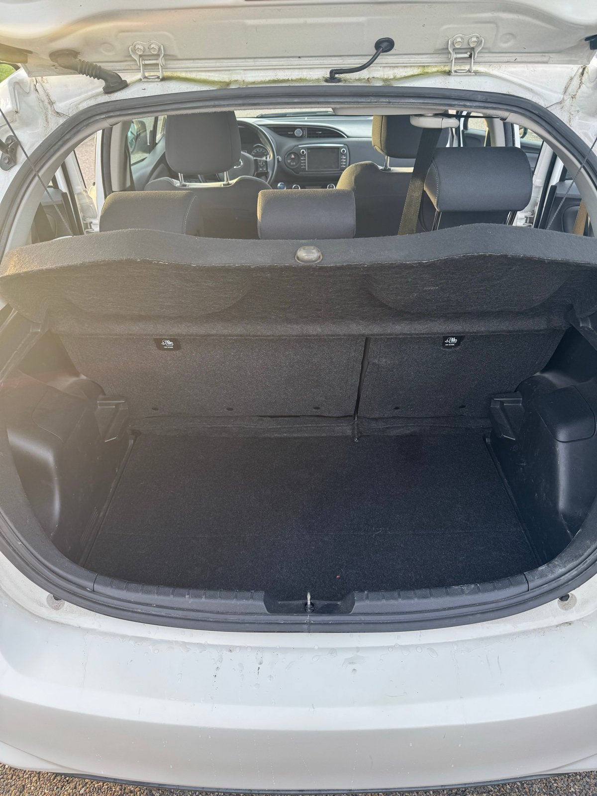 Foto 14 van Toyota Yaris 1.5 Hybrid 100pk 5D CVT 2018 Wit