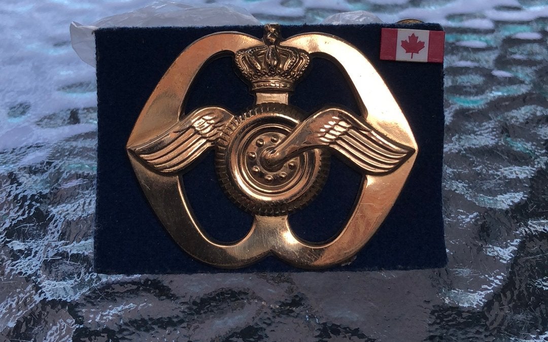 Originele baretembleem landmacht met canadense vlag spelt, Ophalen of Verzenden, Landmacht, Nederland, Embleem of Badge