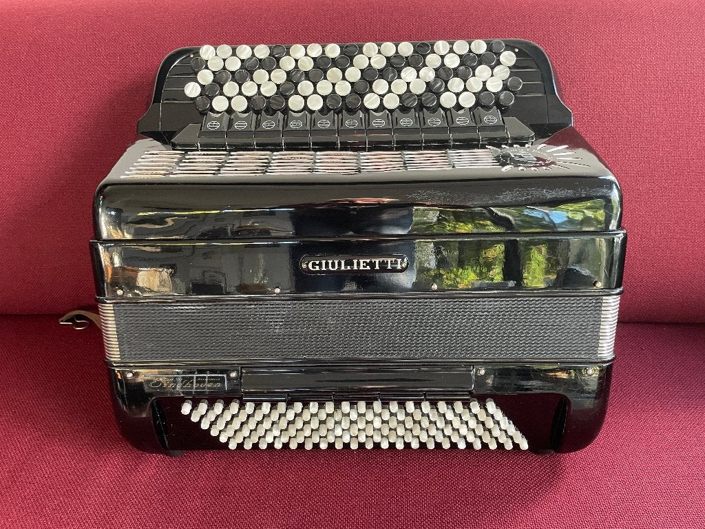 Italiaanse Giulietti knopaccordeon.B-Griff . Cassotto .Mooi., Muziek en Instrumenten, Overige merken, Gebruikt, Met koffer, Ophalen of Verzenden
