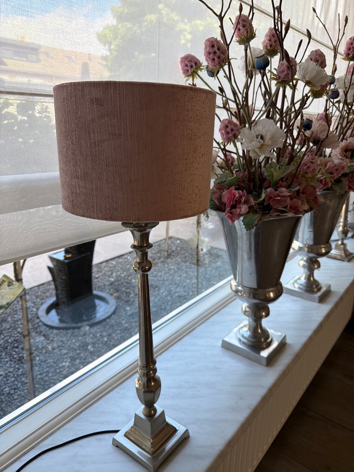 Elegante tafellampen met zacht roze stoffen kap 2x, Huis en Inrichting, Lampen | Tafellampen, Ophalen of Verzenden, Zo goed als nieuw