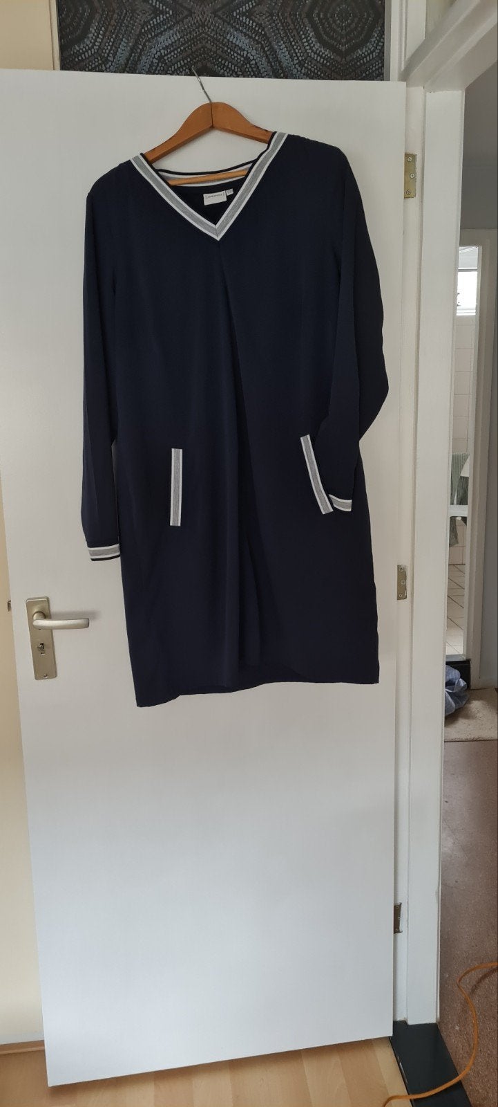 Junarose donkerblauwe jurk met V-hals en strepen, Junarose, Blauw, Maat 42/44 (L), Ophalen of Verzenden