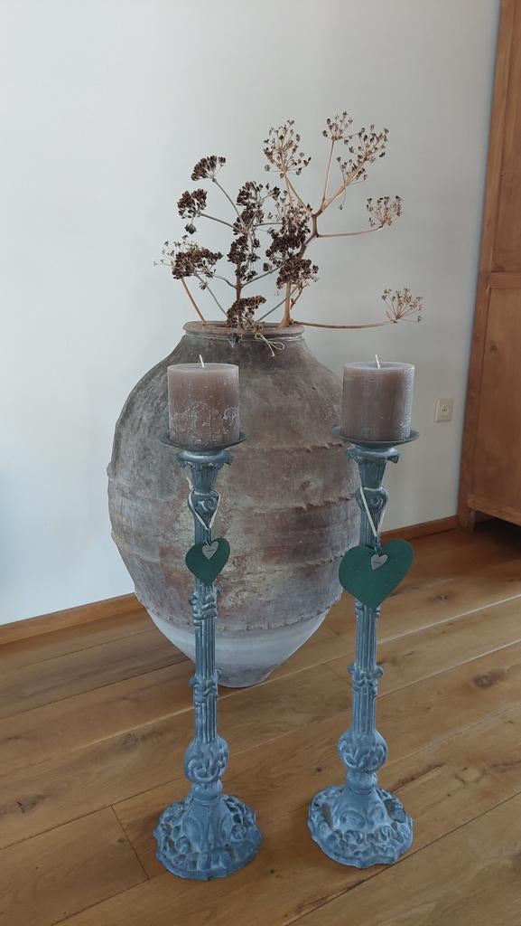 Twee hoge brocanten gietijzeren kandelaars met kaarsen, Ophalen, Overige materialen