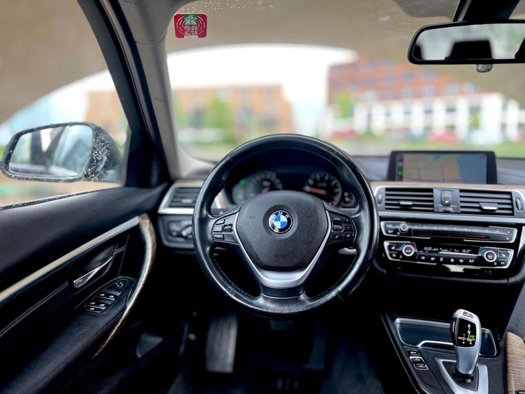 BMW 3-Serie 318i 136pk Aut 2018 Zwart, Auto's, Automaat, Zwart, Origineel Nederlands, 19 km/l