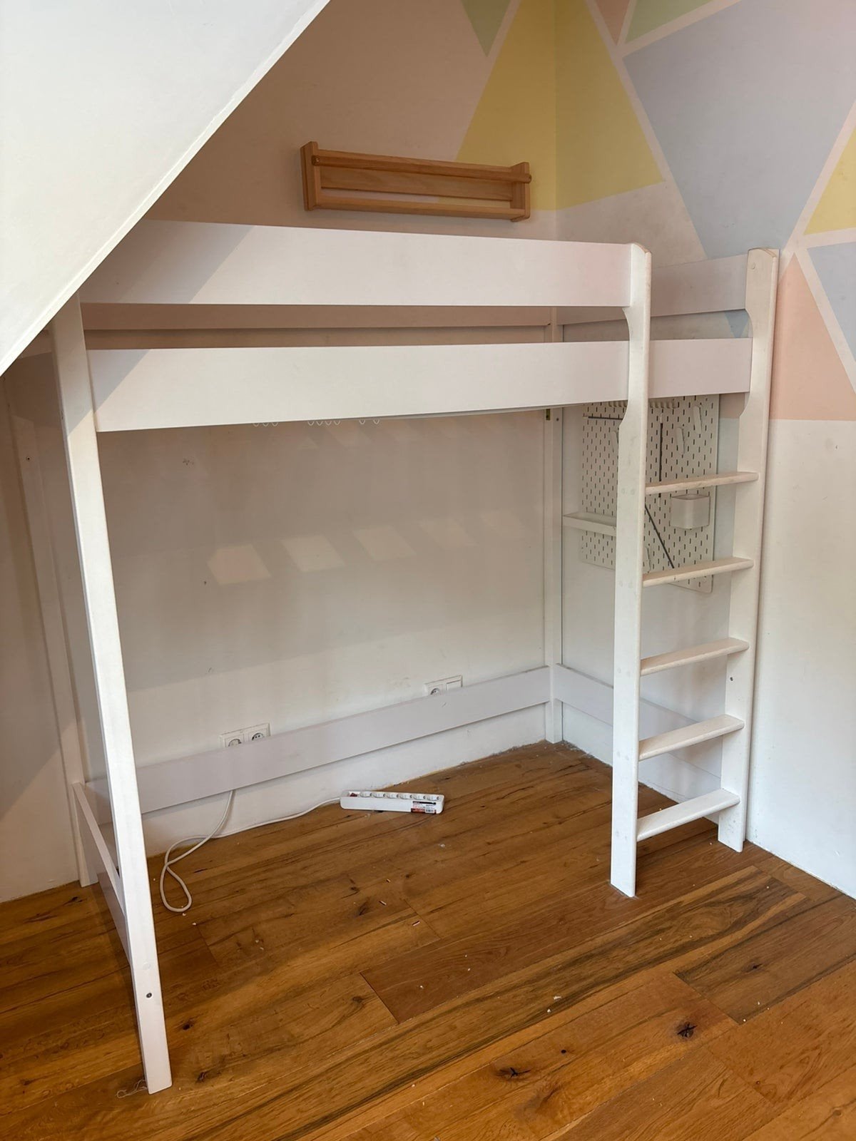 Witte hoogslaper met lattenbodem en ladder, Gebruikt, Eenpersoons, 160 tot 180 cm, Ophalen of Verzenden