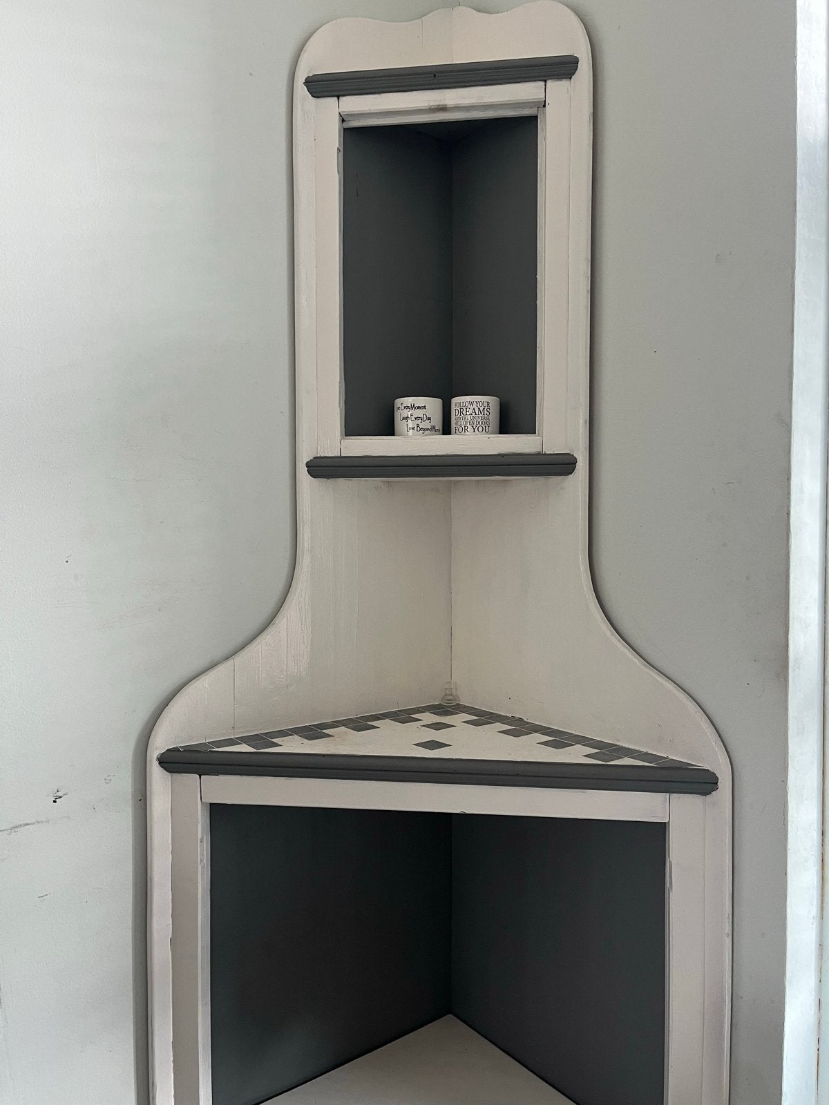 Unieke hoekkast met opbergruimte en decoratieve details, Ophalen of Verzenden, Gebruikt