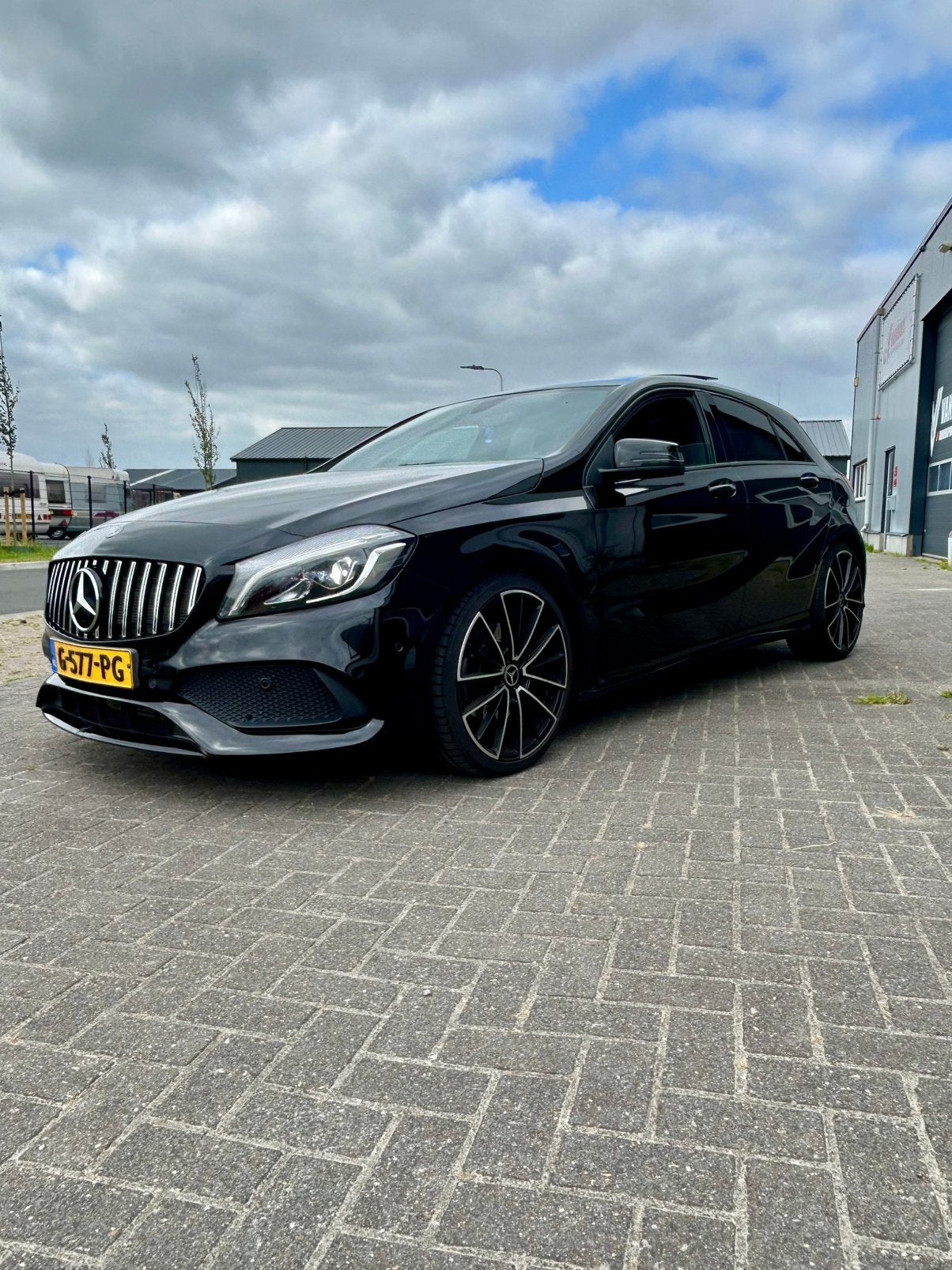 Mercedes-Benz A-Klasse amg uitvoering/pano/navi/4-matic, 4 cilinders, 1445 kg, Zwart, Leder