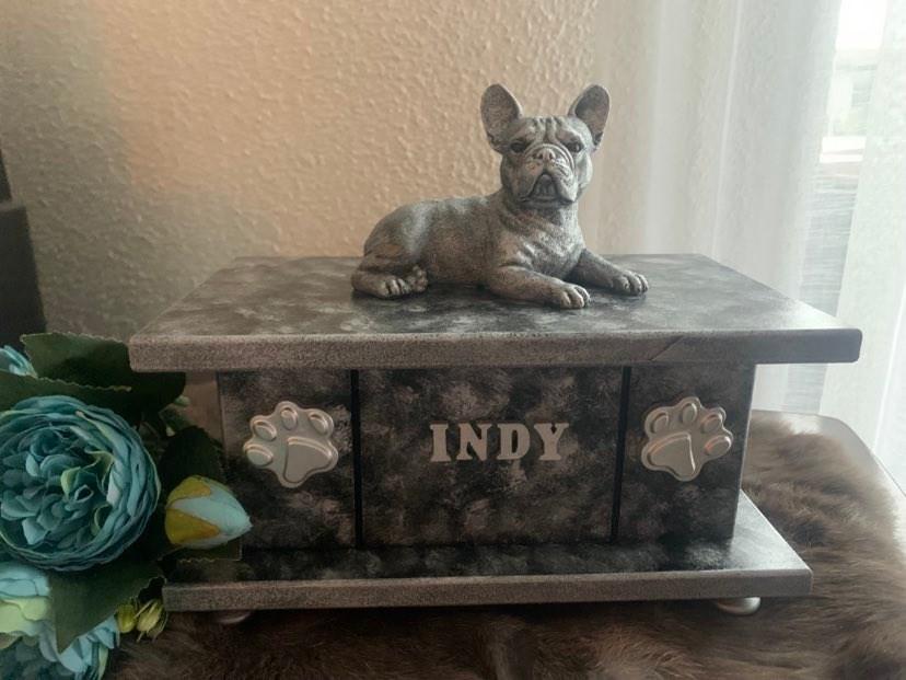 Franse Bulldog beeldje op urnenkistje in 2 maten handgemaakt, Ophalen of Verzenden, Nieuw
