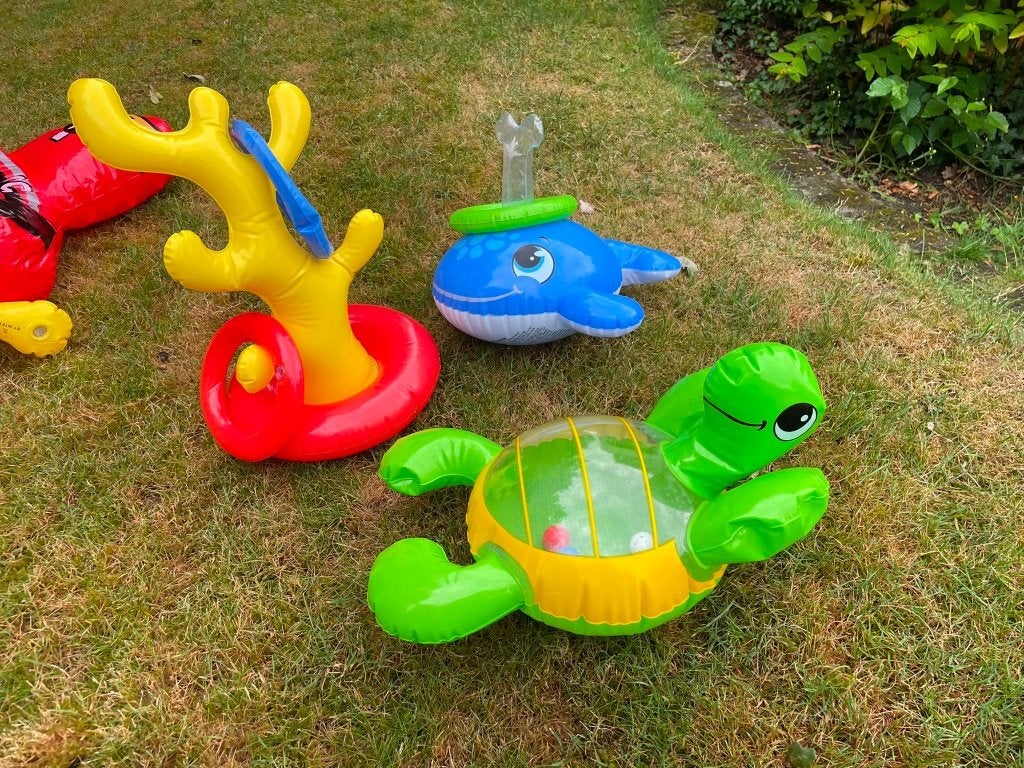 zwembadspeelgoed: een walvis,schildpad en een cactusboom ,, Ophalen, Zo goed als nieuw