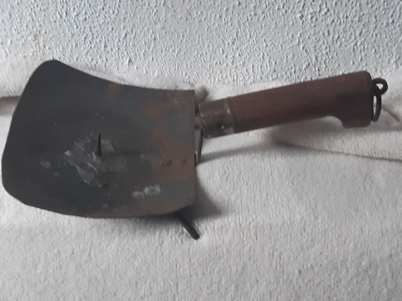 landelijke kandelaar ,"schep" patina ijzer +houten steel, Ophalen of Verzenden