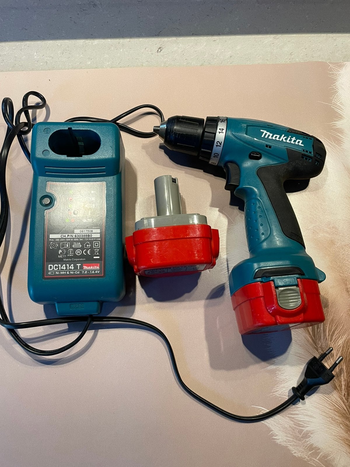 Makita accu boormachine met lader, Doe-het-zelf en Verbouw, Gereedschap | Boormachines, Ophalen, Gebruikt, Boormachine