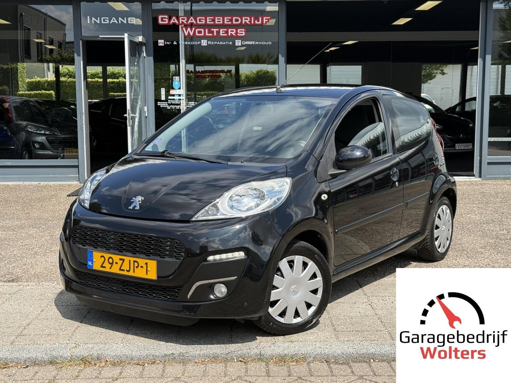 Peugeot 107 1.0 Black & Silver airco nw banden 4seizoen 5drs, Auto's, Peugeot, Voorwielaandrijving, Euro 5, Stof, Gebruikt