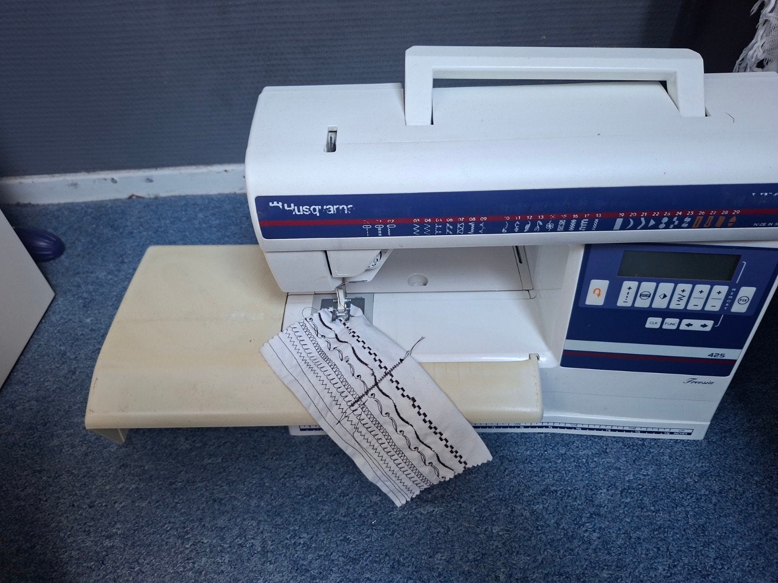 Husqvarna 425 Computer Naaimachine - Veel Steken, Ophalen of Verzenden, Zo goed als nieuw, Naaimachine, Husqvarna