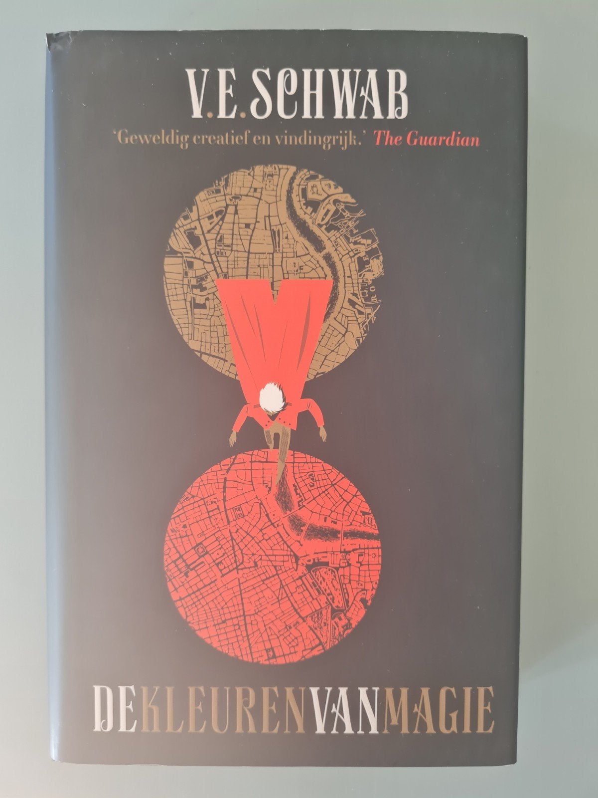 De Kleuren van Magie - V.E. Schwab (Fantasy Boek), Boeken, Ophalen of Verzenden, Gelezen