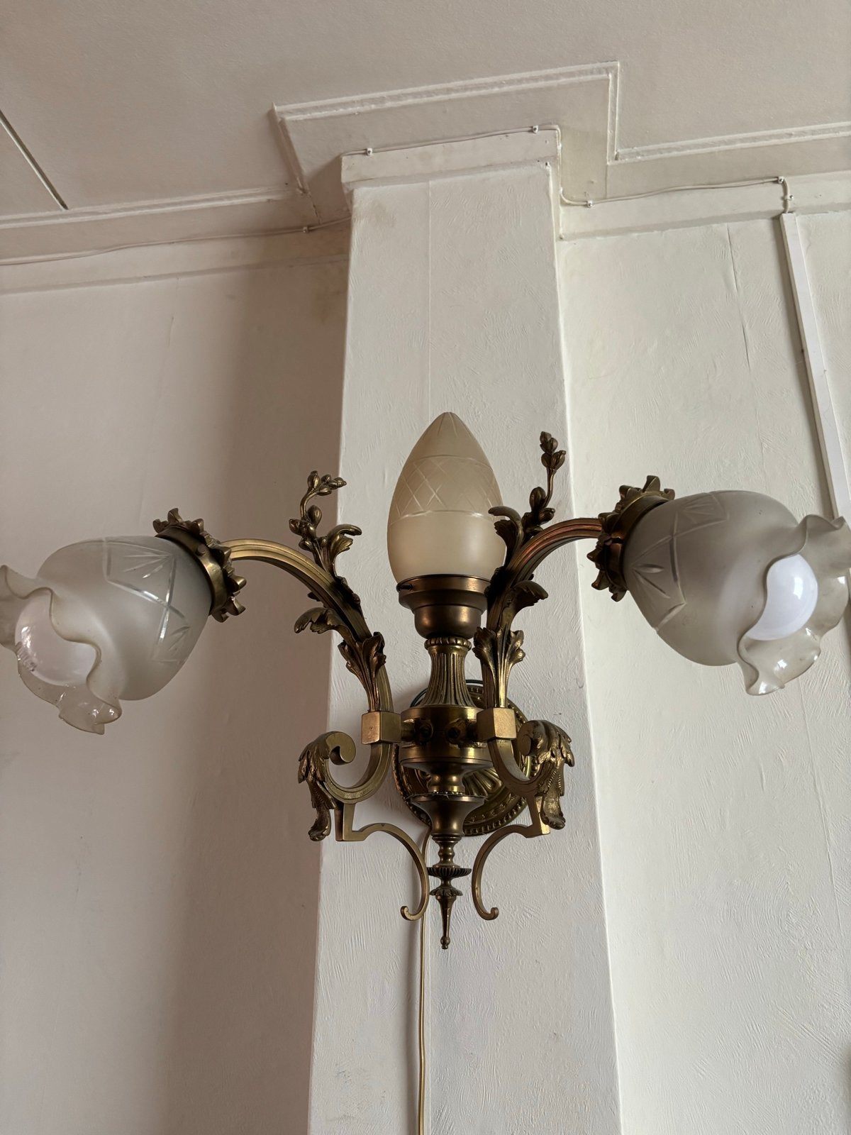 Antieke bronzen wandlamp met 3 armen en glazen kappen, Antiek en Kunst, Ophalen