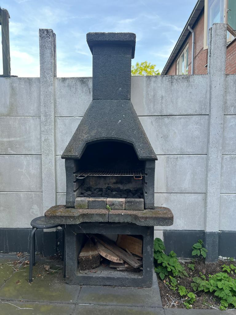 Betonnen buitenbarbecue met schoorsteen, Ophalen, Gebruikt, Met accessoires