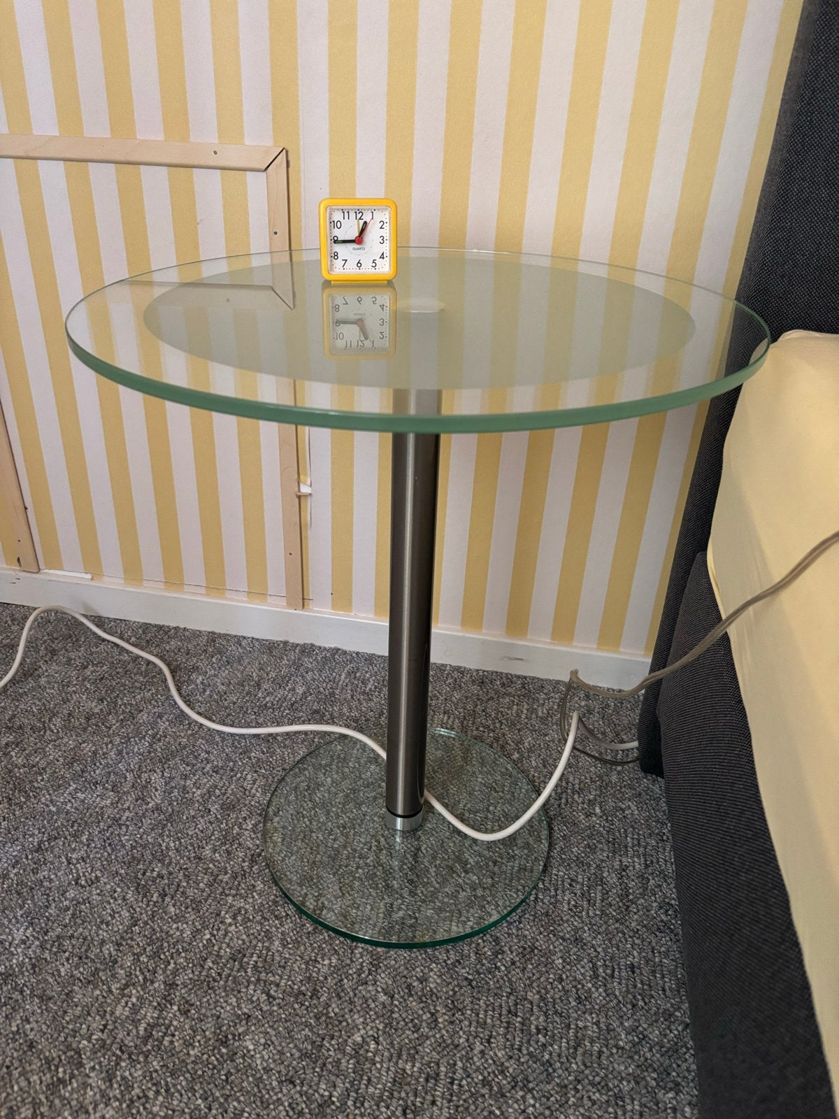 Glazen bijzettafel met metalen poot, Huis en Inrichting, Tafels | Bijzettafels, Minder dan 55 cm, Gebruikt, Rond, Glas