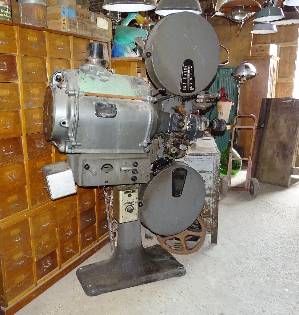 oude filmprojector uit cinema, Ophalen