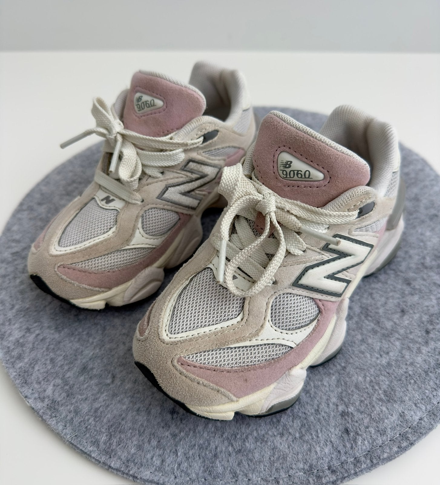 New Balance 9060   maat 29, Kinderen en Baby's, Babykleding | Schoentjes en Sokjes, Jongetje of Meisje, Ophalen of Verzenden, Gebruikt