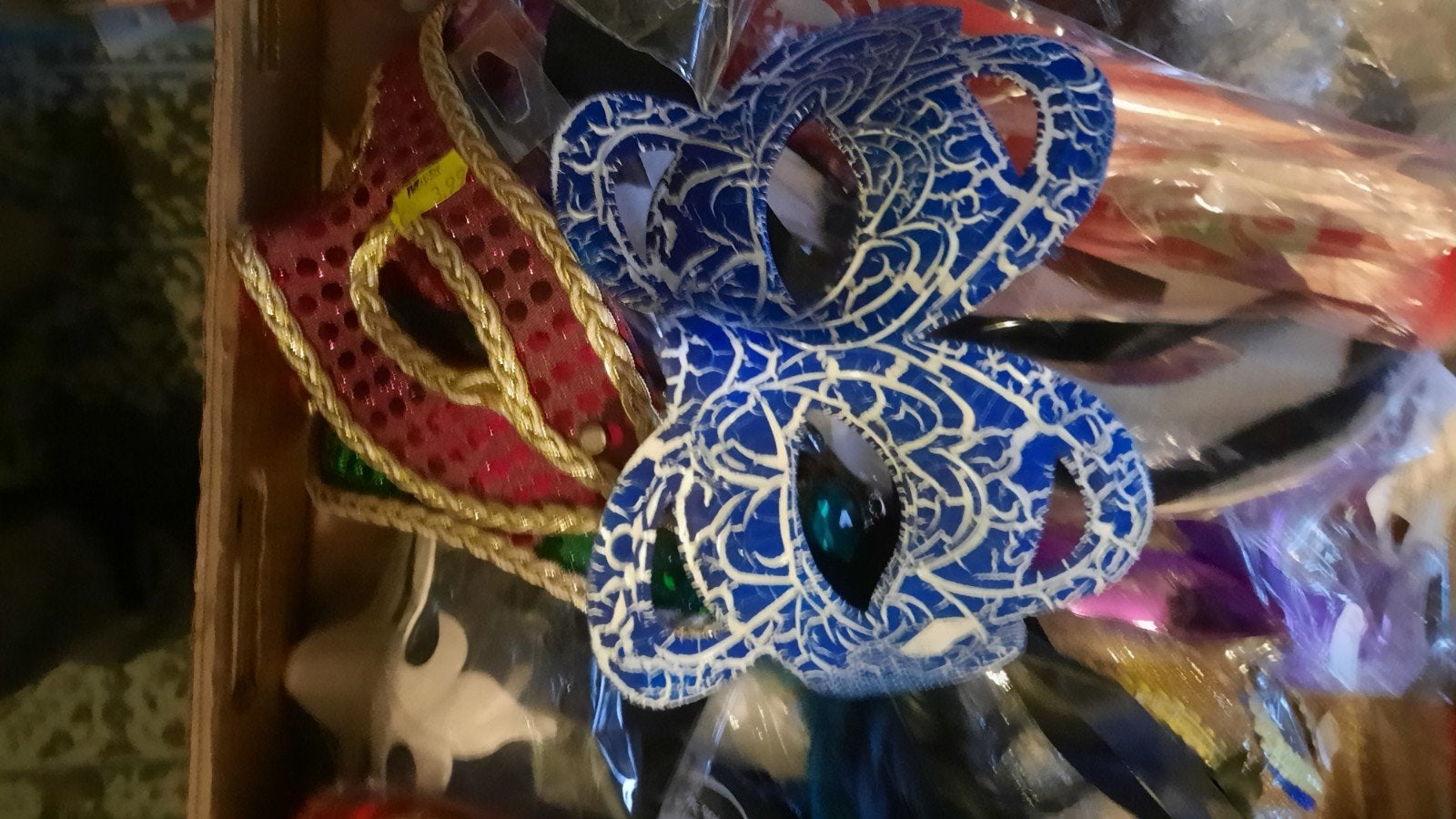 Partij van 100 Feestmaskers - Diverse Kleuren en Stijlen, Diversen, Ophalen of Verzenden, Nieuw