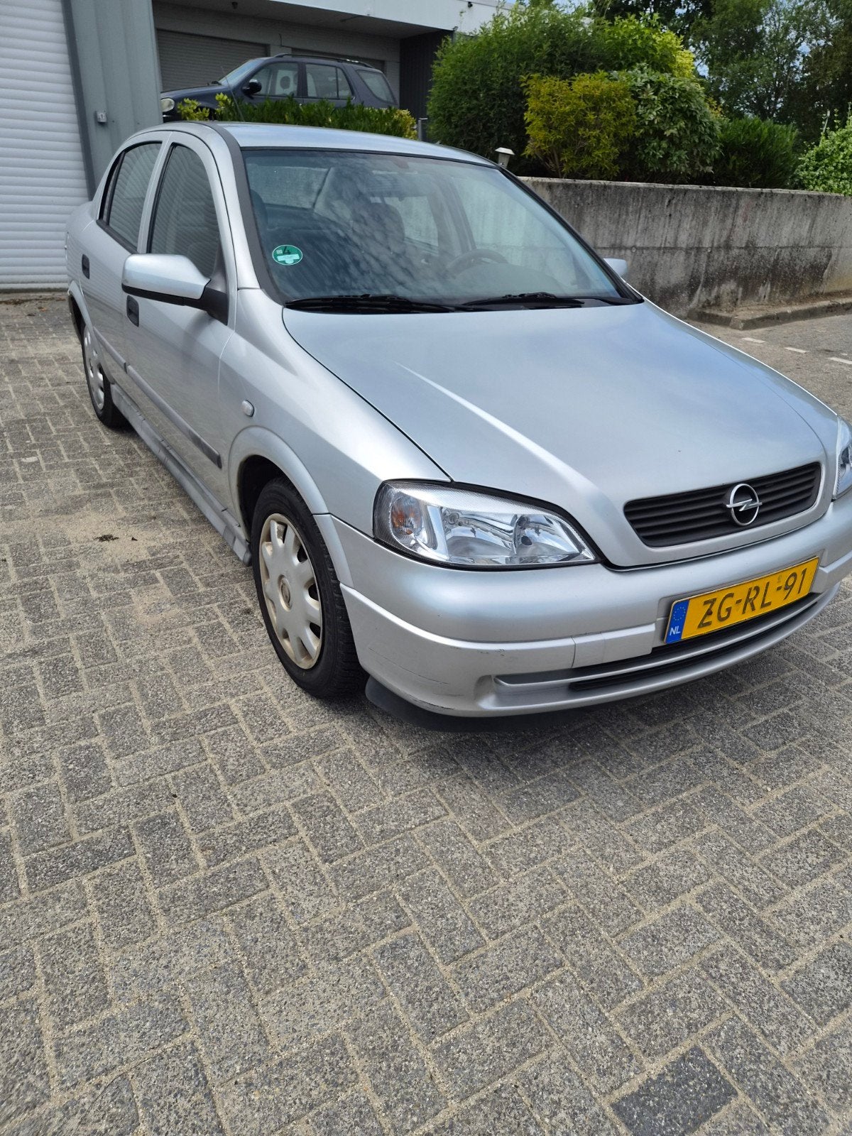 Opel Astra 1.6 I SDN AUT 1999 Grijs, Auto's, Opel, Stof, 74 pk, Zwart, 4 cilinders