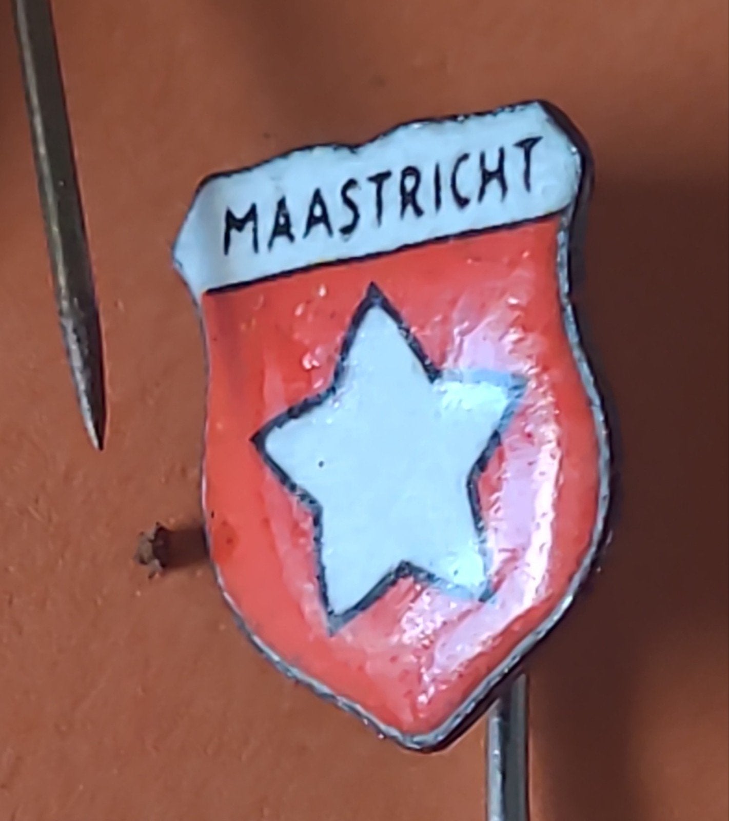 Emaille speldje Maastricht, Verzenden, Gebruikt, Stad of Land, Speldje of Pin
