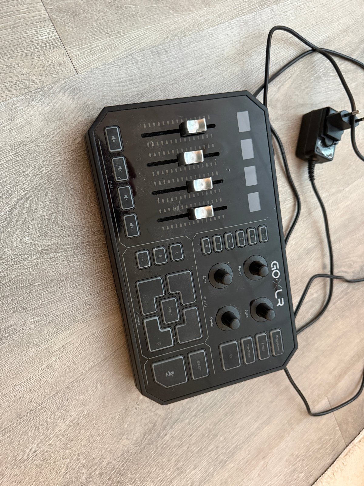 TC Helicon GoXLR - Mixer voor streamers en gamers, Ophalen of Verzenden, Zo goed als nieuw, Minder dan 5 kanalen, Microfooningang