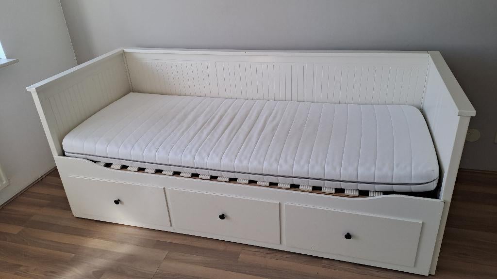 logeerbed / bedbank, Huis en Inrichting, Slaapkamer | Slaapbanken, Ophalen, Gebruikt, Wit, Tweepersoons