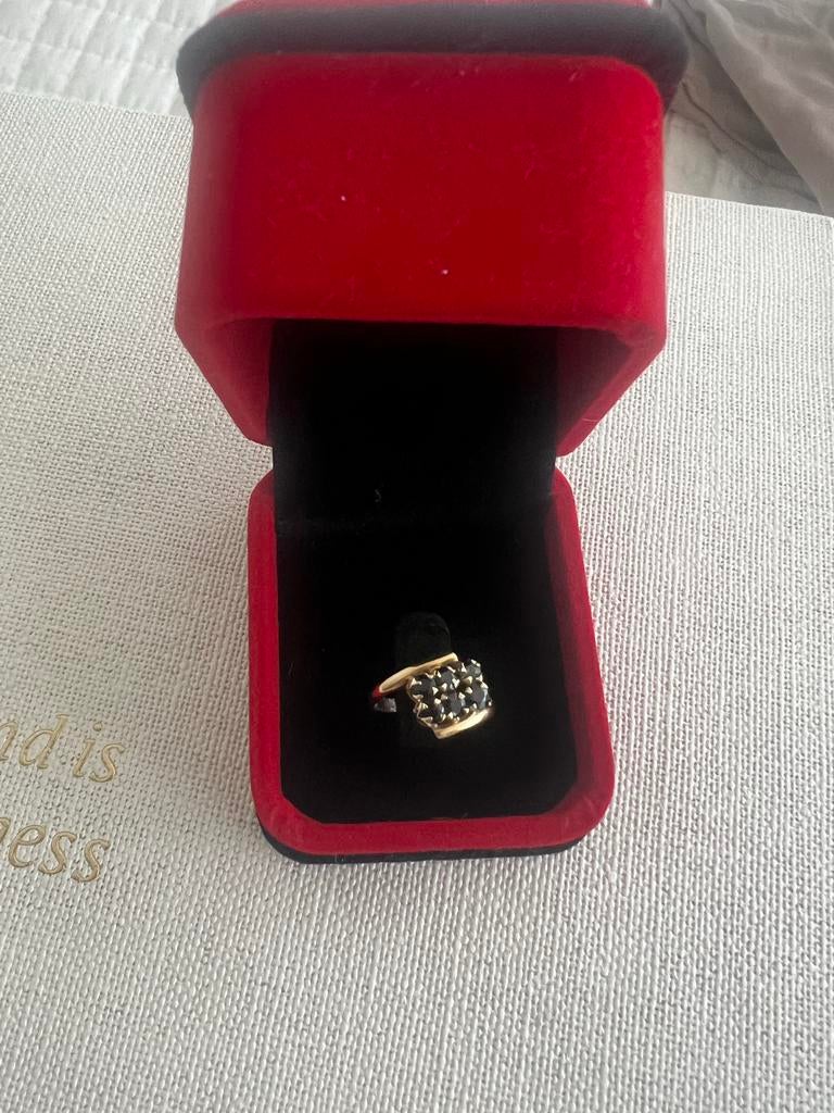 Gouden ring met donkere saffier stenen, Ophalen of Verzenden, Zo goed als nieuw, 17 tot 18, Met edelsteen