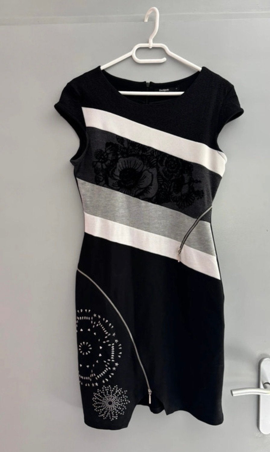 Desigual jurk met print en ritsdetails, Kleding | Dames, Jurken, Maat 38/40 (M), Zwart, Ophalen of Verzenden, Knielengte