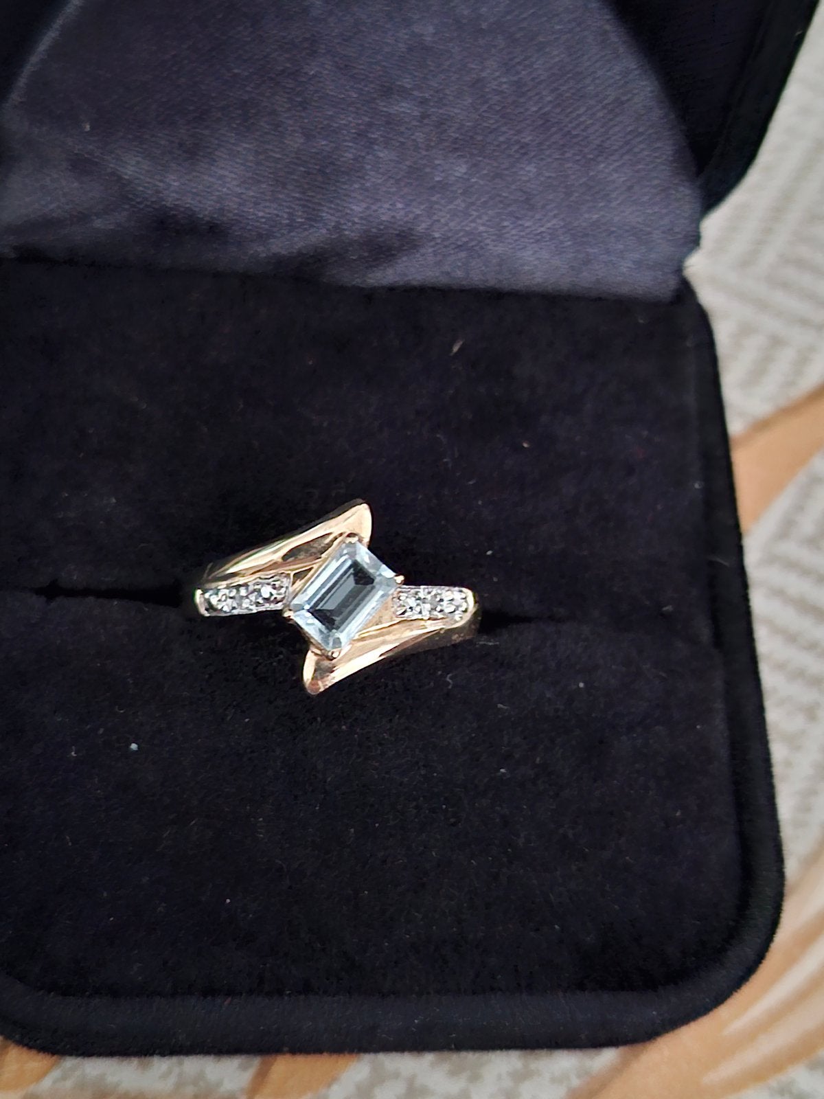 9k Gouden damesring met Aquamarijn en diamant, Verzenden, Zo goed als nieuw, 17 tot 18, Dame