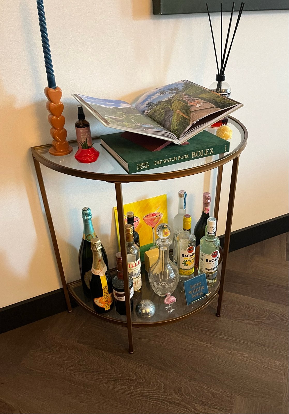 Gouden halfronde drankenkast / sidetable met glazen platen, Huis en Inrichting, Kasten | Vitrinekasten, Ophalen, 50 tot 100 cm
