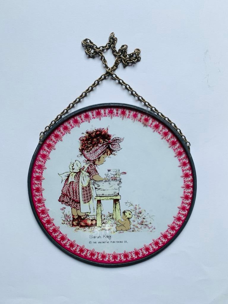 Vintage Sarah Kay glazen Raamhanger - Meisje wast baby