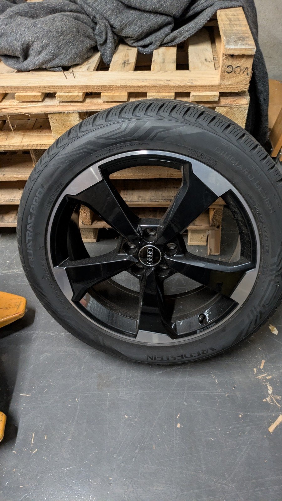 Nieuw Audi 20 inch rotorvelg met Vredestein Quatrac Pro /, Ophalen, 255 mm, Banden en Velgen, Nieuw