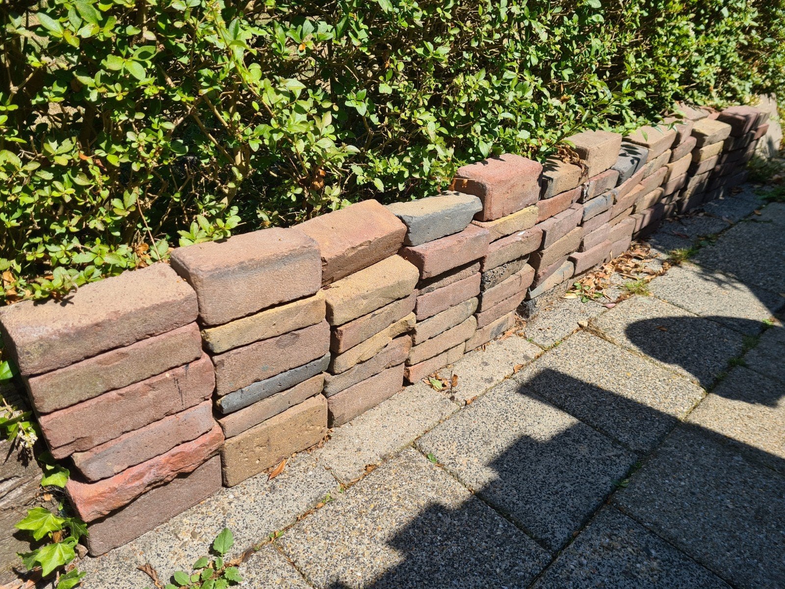 Klinkers en grote grint tegels (+/- 100 stuks), Ophalen, Gebruikt, Beton, Klinkers