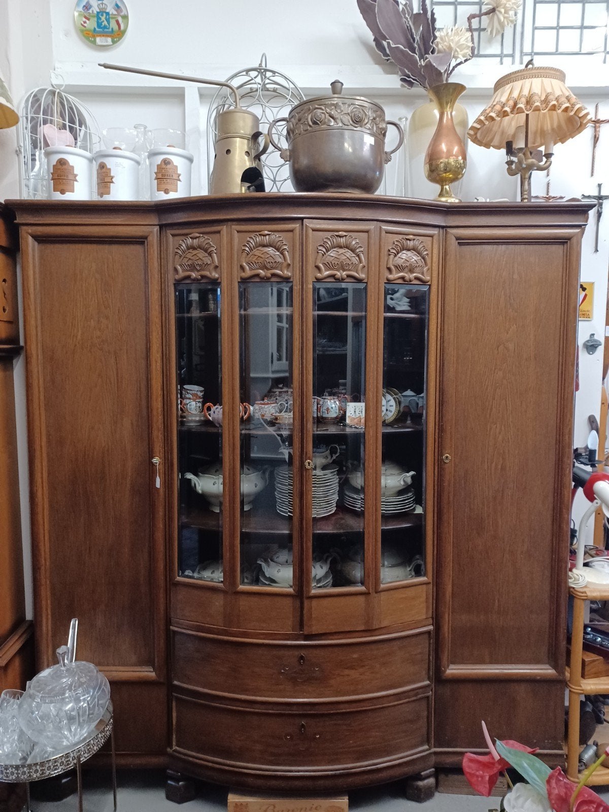 Antiek wandmeubel met vitrine gedeelte ., Ophalen