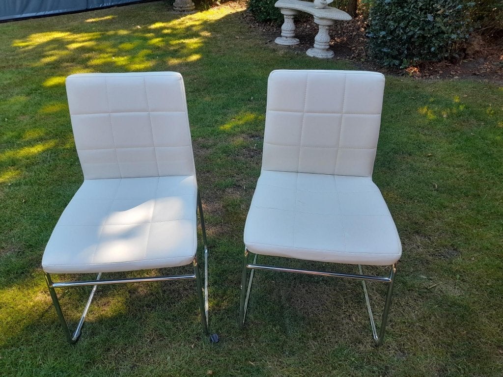 twee moderne witte stoelen, metaal met kunststof, Ophalen, Gebruikt, Twee, Wit