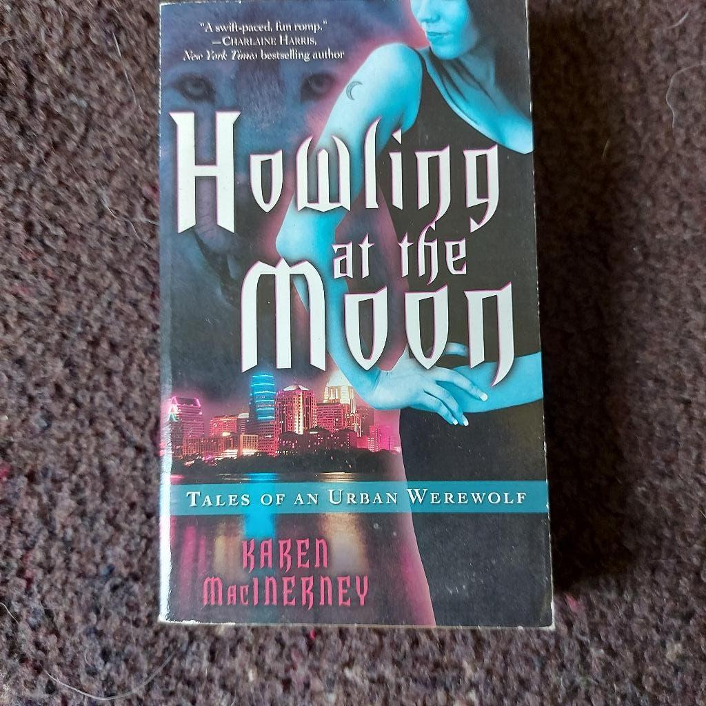 Karen MacInerney - Howling at the Moon, Boeken, Ophalen of Verzenden, Gelezen, Karen MacInerney