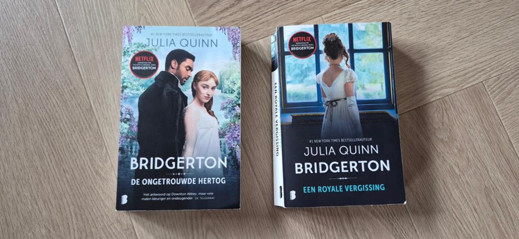Bridgerton: De Ongetrouwde Hertog & Een Royale Verras, Boeken, Ophalen of Verzenden, Gelezen, Julia Quinn, Nederland