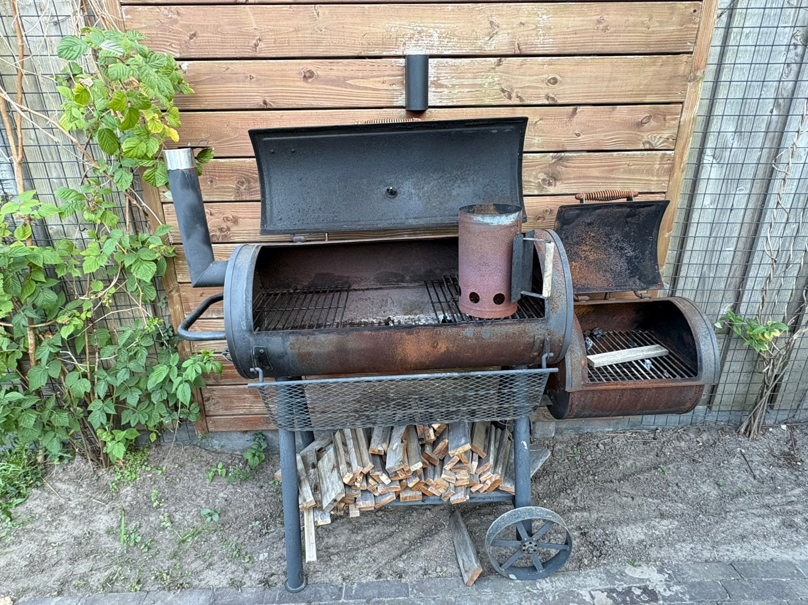 Grote BBQ Smoker - oppervlakkige roest (kan geverfd worden), Ophalen, Gebruikt