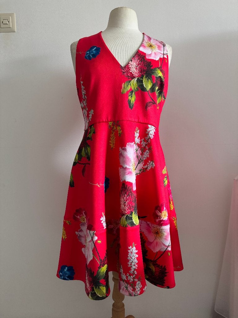 Ted Baker "Kinle" Rode Bloemen Jurk | Maat 4 (XL / 42), Maat 42/44 (L), Ophalen of Verzenden, Zo goed als nieuw, Ted Baker