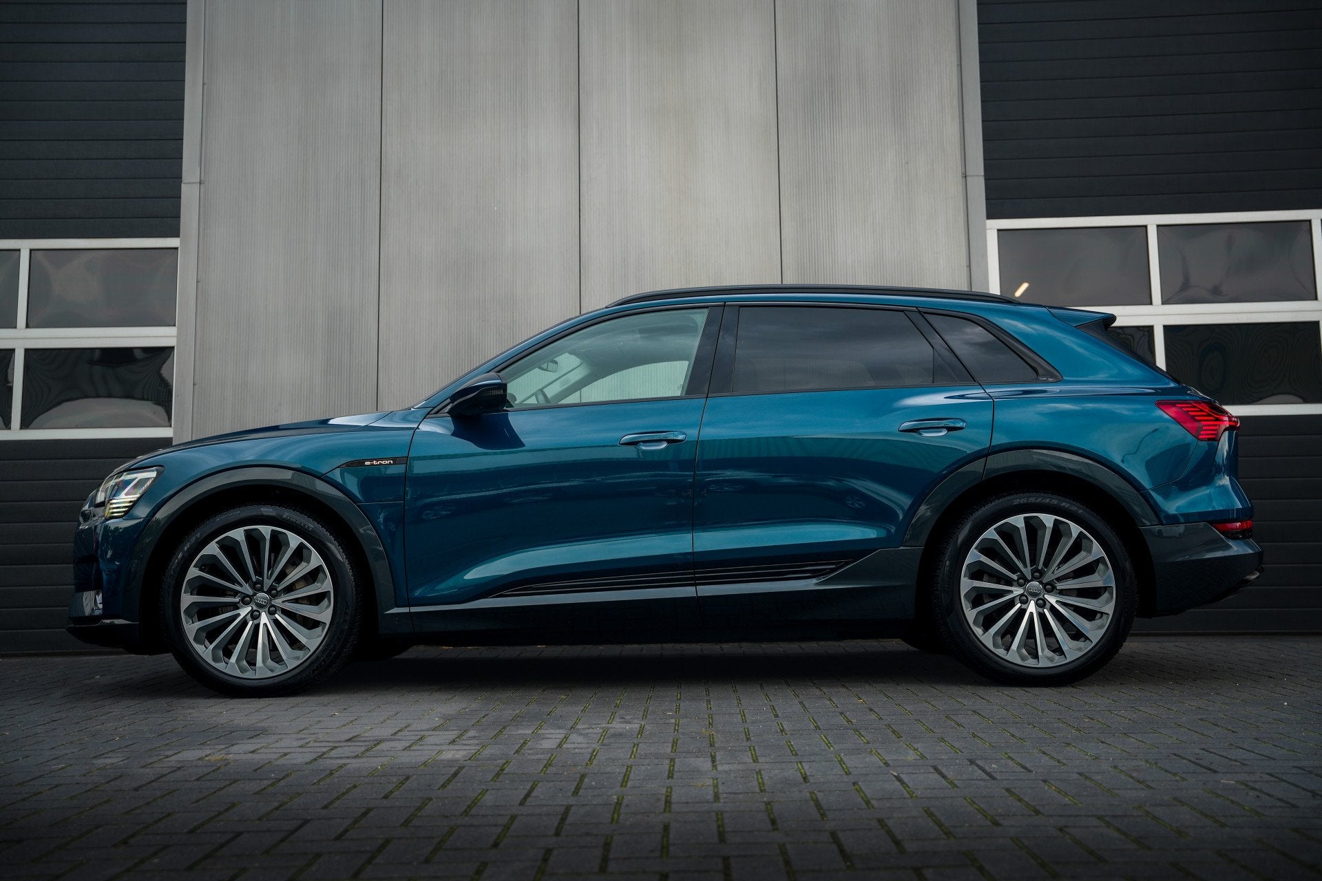 Audi e-tron 55 Quattro 408 pk Advanced 95 kWh Audi-Design /, 131 €/maand, 95 kWh, Blauw, 360 pk