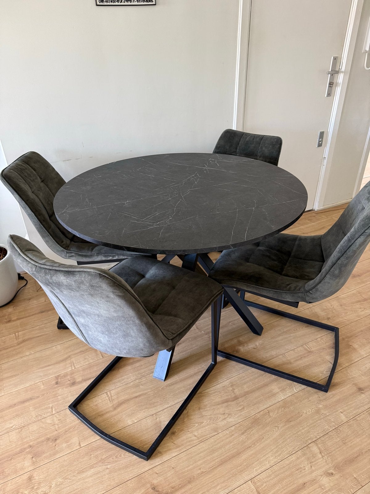 Ronde eettafel met 4 velvet stoelen - Grijs/Groen, Huis en Inrichting, Tafels | Eettafels, Ophalen, 100 tot 150 cm, Rond, Zo goed als nieuw