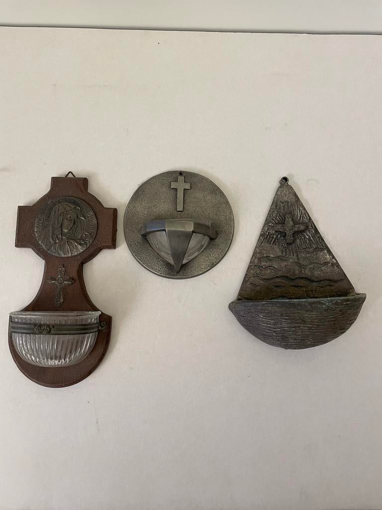 Drie wijwaterbakjes, diverse materialen, Antiek en Kunst, Antiek | Religie, Ophalen of Verzenden