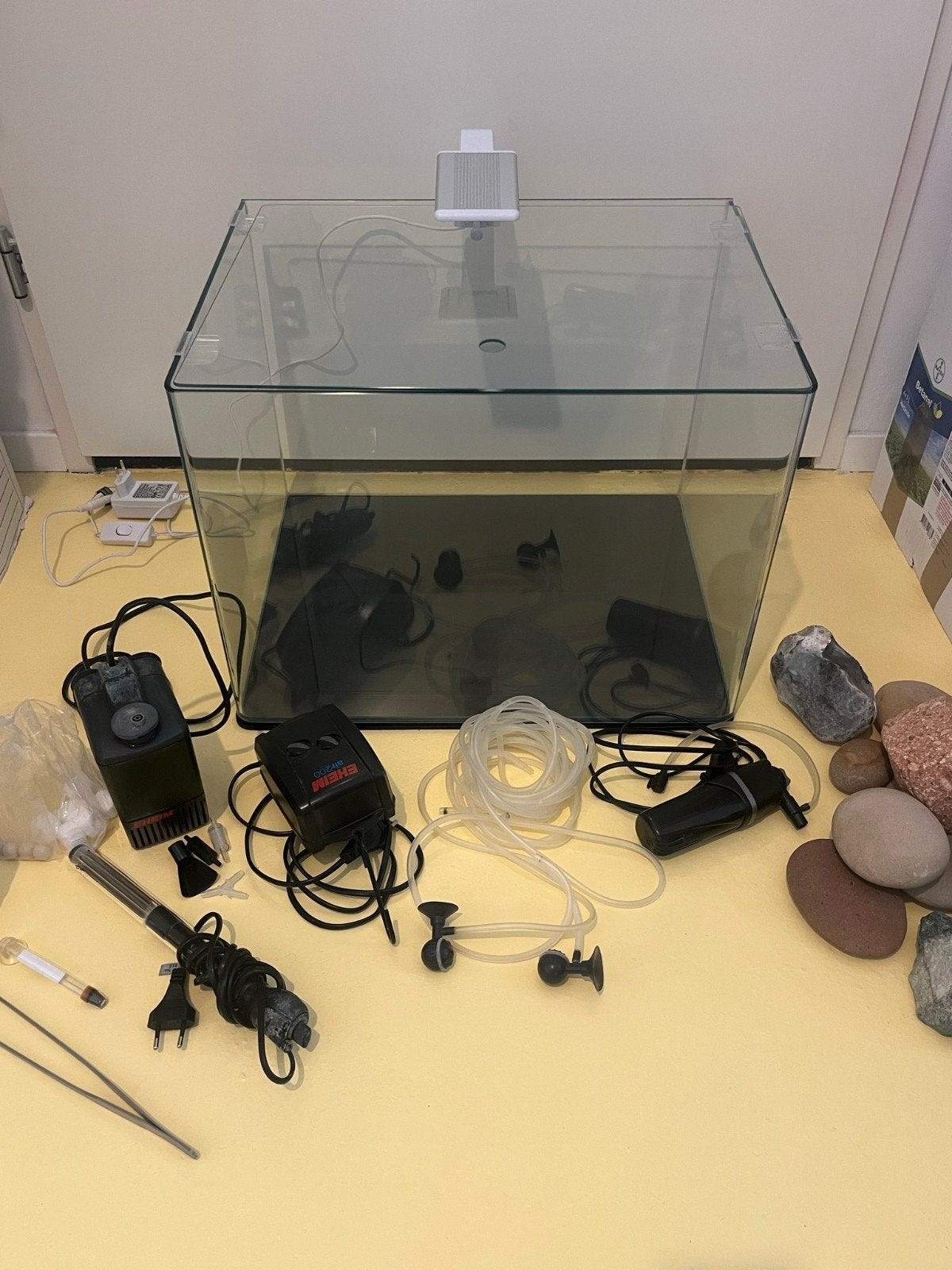Dennerle Nano cube 70 L + compleet setup

Wegens beperkte ru, Ophalen, Zo goed als nieuw, Leeg aquarium