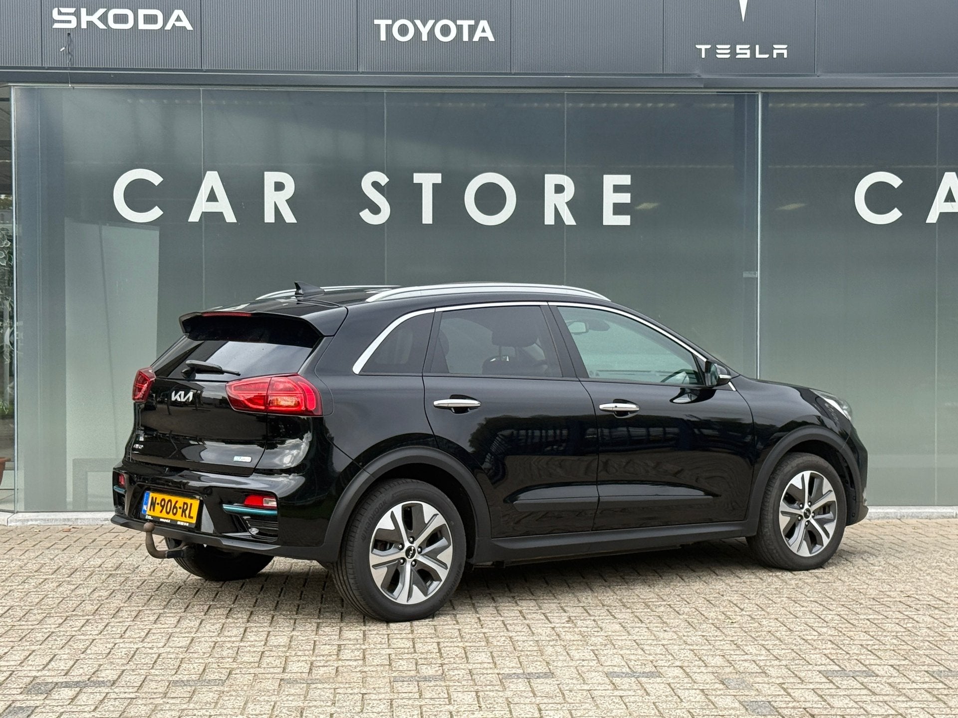 Kia E-Niro DynamicPlusLine 64 kWh 100% SOH OPEN DAK WARMTEPO, Auto's, Dealer onderhouden, Gebruikt, Zwart, 1712 kg
