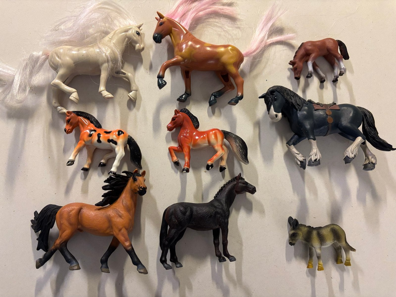 Set van 9 diverse paarden en pony's ezel speelgoedfiguren, Ophalen of Verzenden, Gebruikt, Paard, Beeldje of Figuurtje